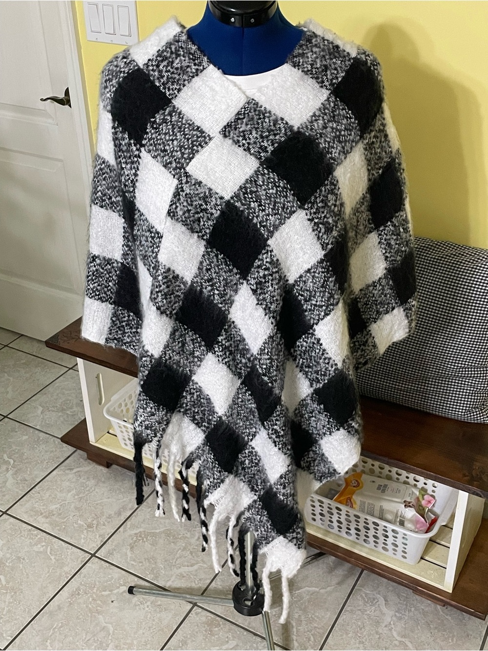 Mintee 16 Black and White Buffalo Check Fringe Poncho